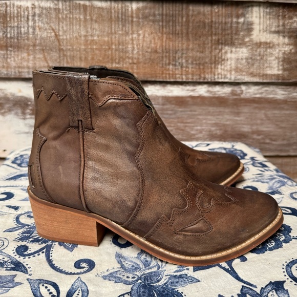 🍁NEW🍁 VOLATILE Drexel Leather Western Booties - Picture 1 of 11